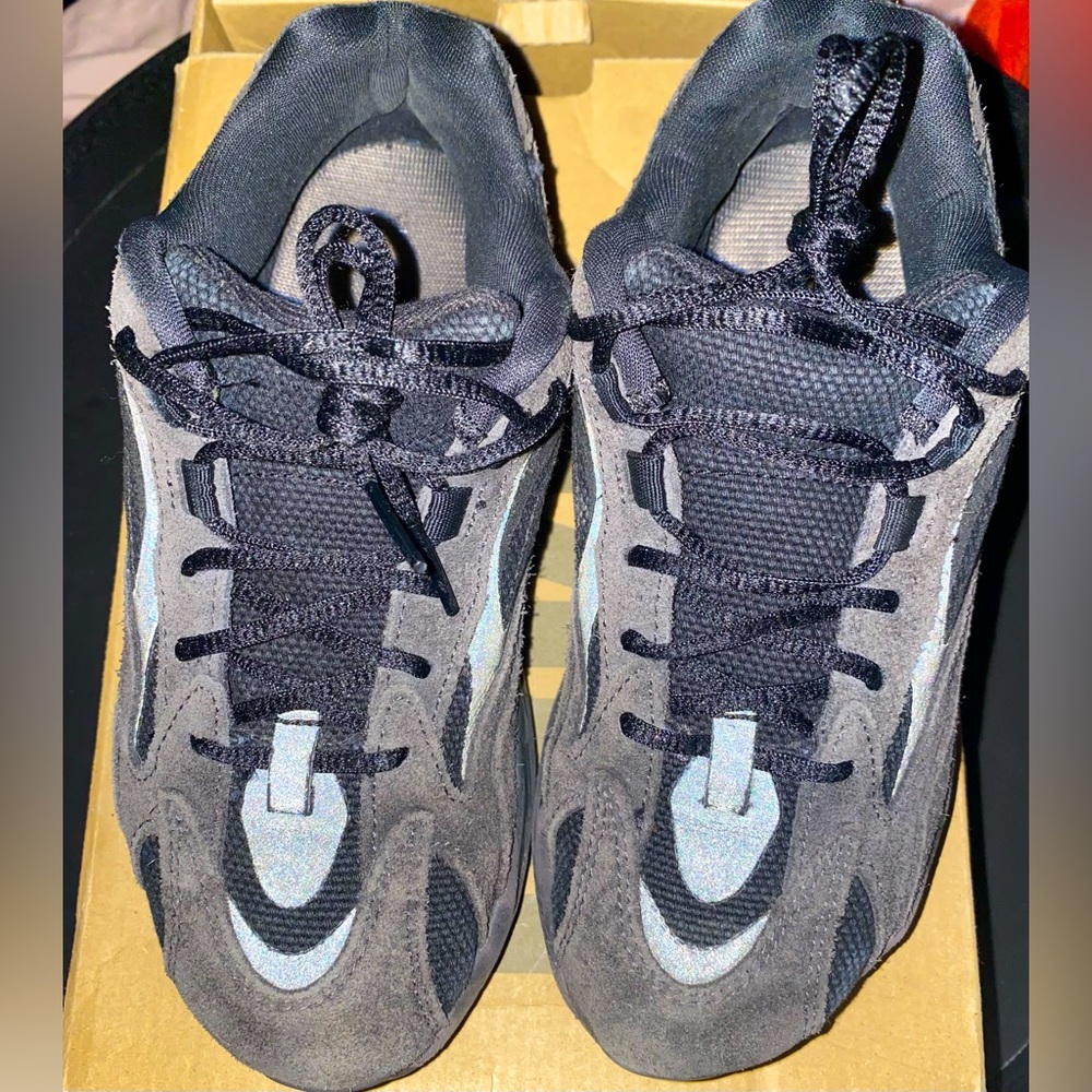 Good condition YEEZY BOOST 700 V2 'VANTA' black size 2.5